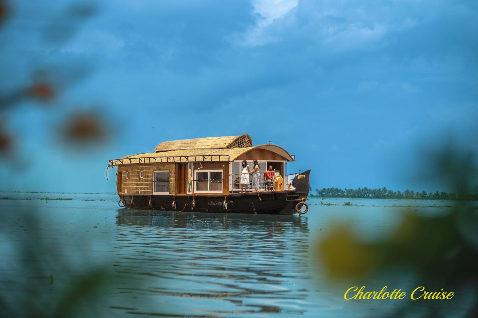 Отель Charlotte Cruise House Boat Alappuzha Экстерьер фото